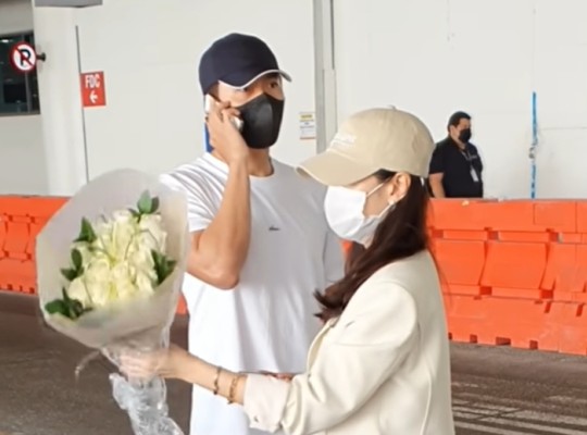  손예진 옆 현빈, 신혼여행 중 '정색'...노마스크로 "사인 좀" [사진,영상]