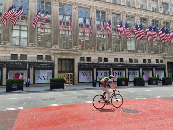 삭스 피프스 애비뉴 NYC 플래그십, Saks Fifth Avenue