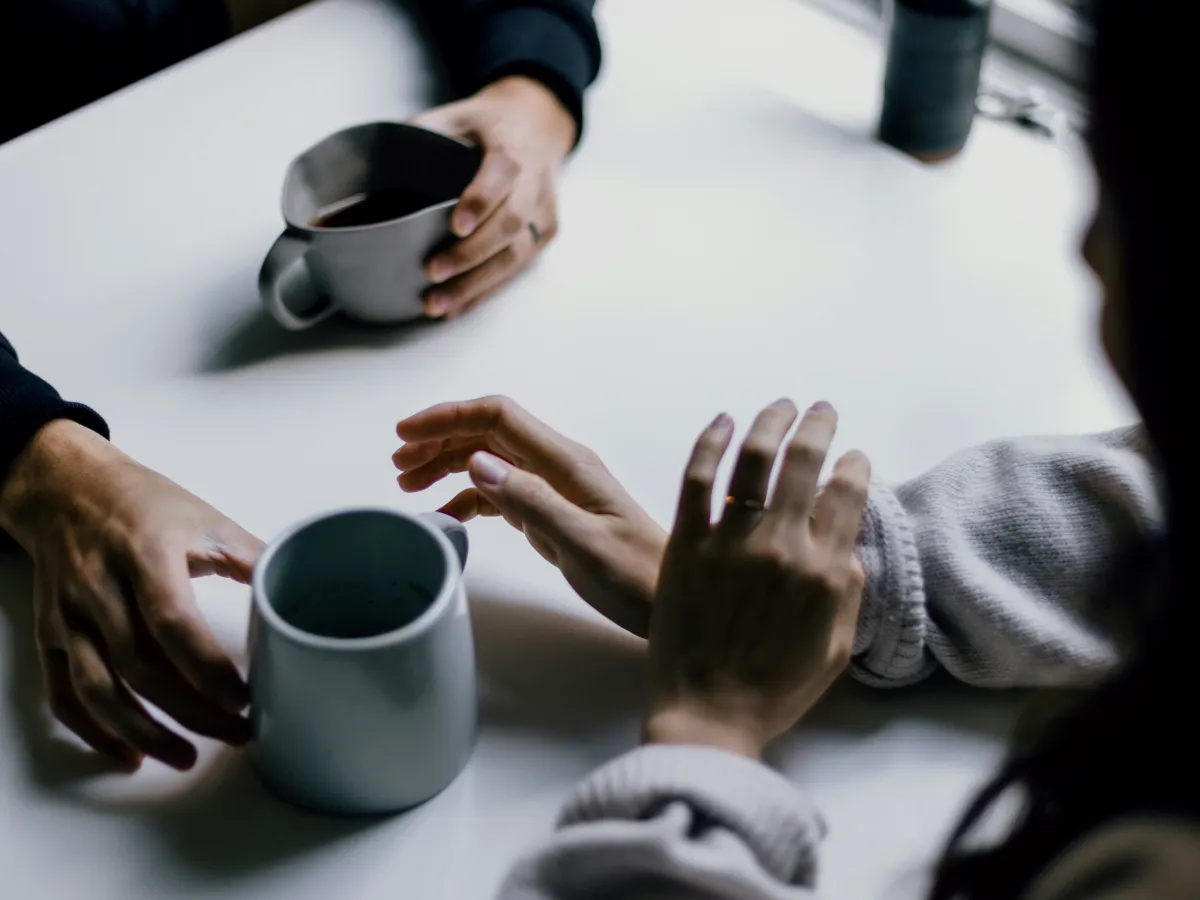 커피-한-잔을-여자에게-건네는-남자