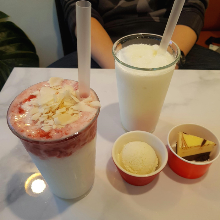  서울 홍대입구역 2번출구 텀브커피 THUMB COFFEE
