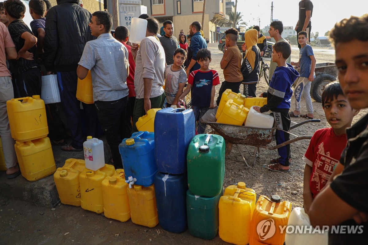 국제기구의 도움으로 식수를 배급 받는 가자지구 사람들