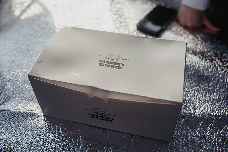 파머스 키친 테이크 아웃을 위한 포장 상자.