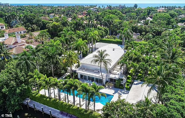 앤드루&nbsp;왕자&#44; &#39;엡스타인&#39; 자택 방문 매일&nbsp;마사지 받아 VIDEO: Sarah Ferguson and Prince Andrew visited Epstein&#39;s Palm Beach lair where Duke had DAILY massages..