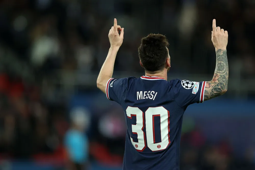 리오넬 메시 선수가 파리 생제르맹 FC 소속으로 30번을 달고 두 손으로 하늘을 가리키는 세리모니를 하고 있다.