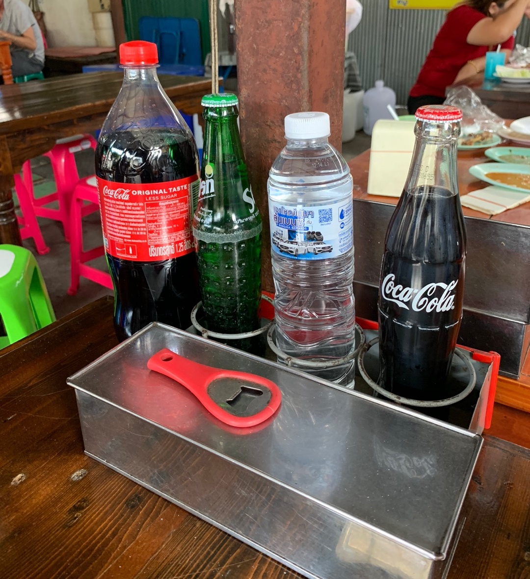 테이블에 진열되어있는 태국 음료수