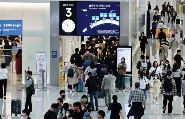 어린이날 연휴를 하루 앞둔 지난 4일 오전 인천국제공항 1터미널 출국장을 찾은 여행객들이 줄 서 있다.