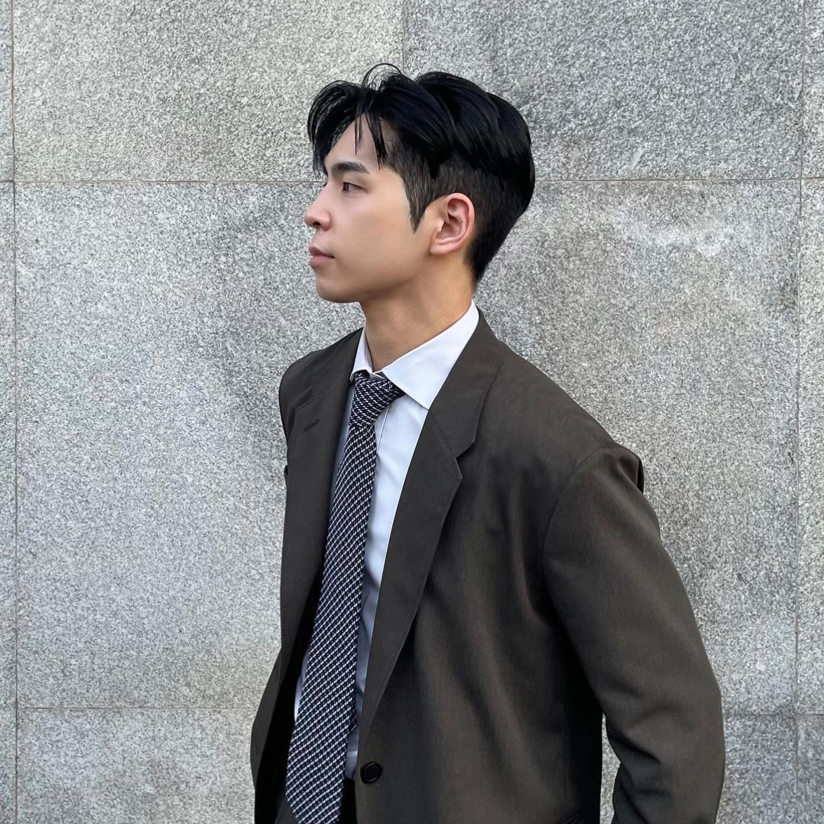 댄서_준호가_정장을_입고_측면으로_서있다
