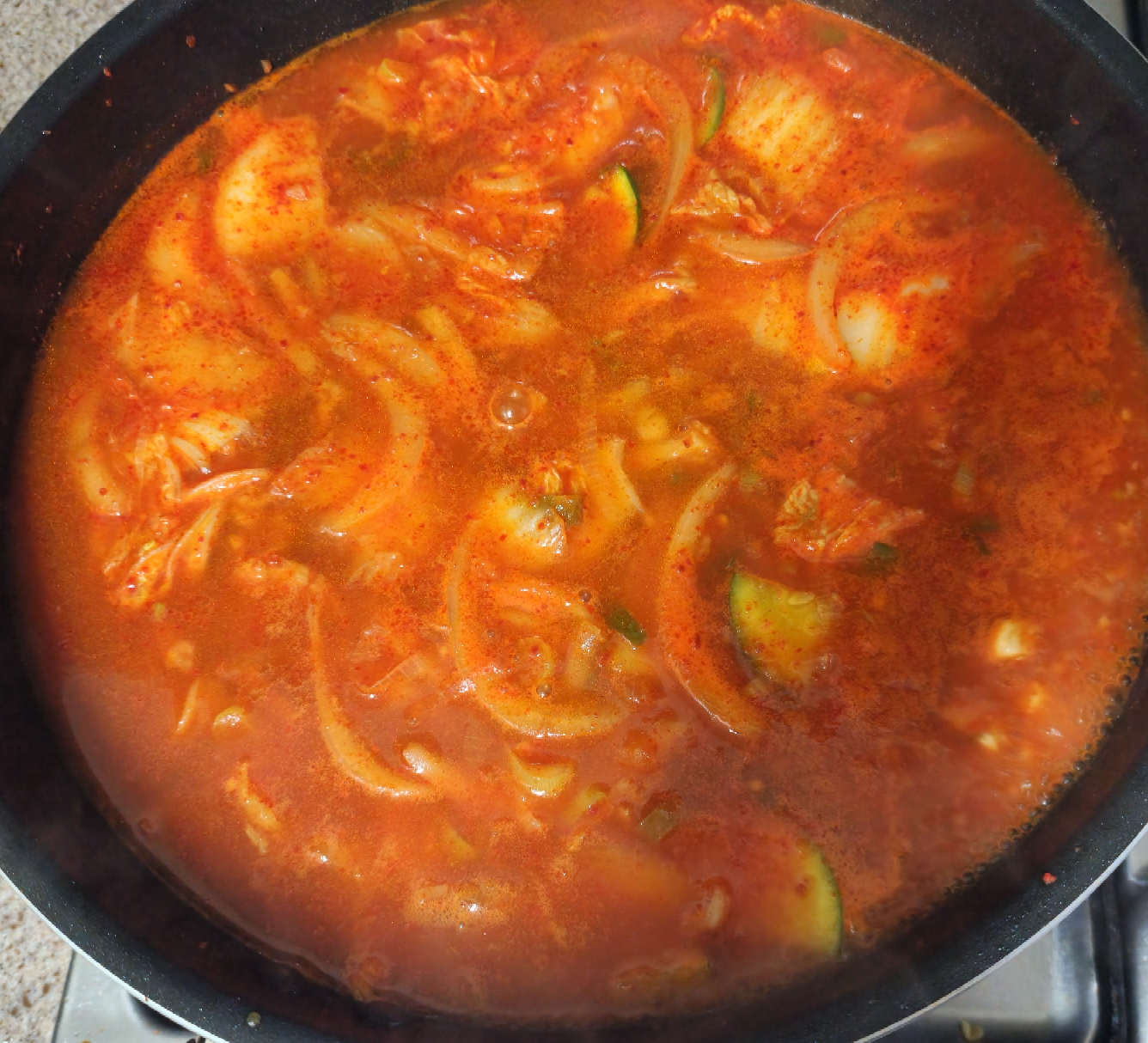 물과-양념재료를-넣고-끓이는-모습