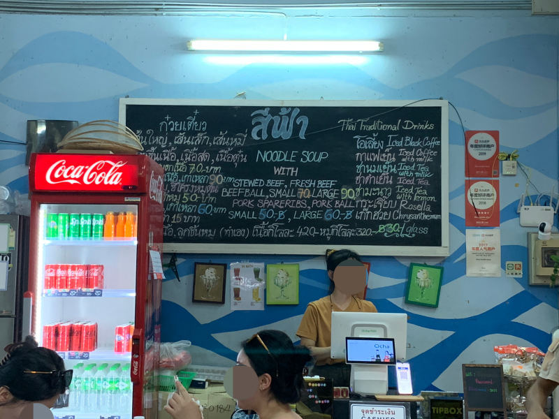 실내 칠판에 메뉴를 분필로 적어 놓은 모습