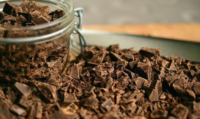 초콜릿을 부순 가루가 수북히 쌓여 있다