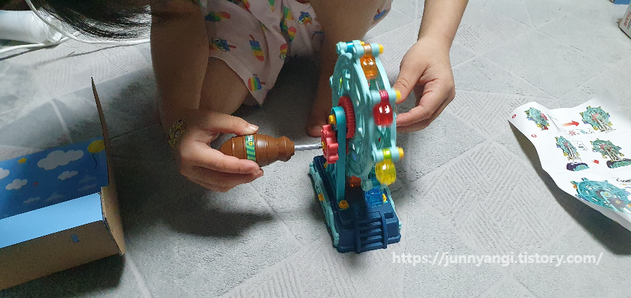 큰 아이가 장난감을 분해하는 모습