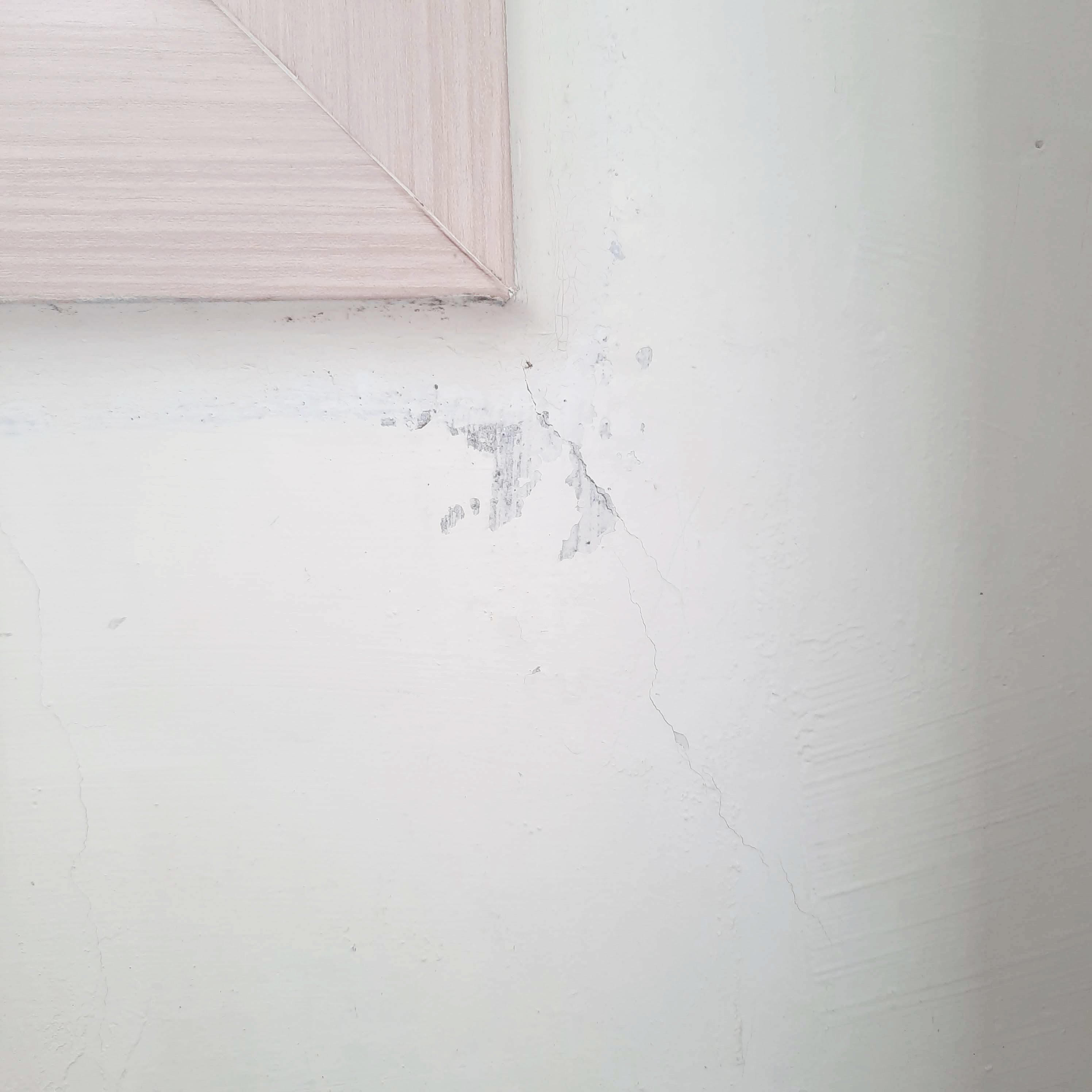 떨어지는 페인트를 정리한 베란다 벽