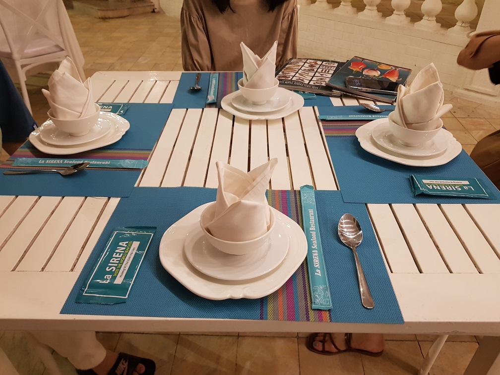 베트남 관광 붕따우 해산물 요리 전문점 La Sirena - 야외 테이블