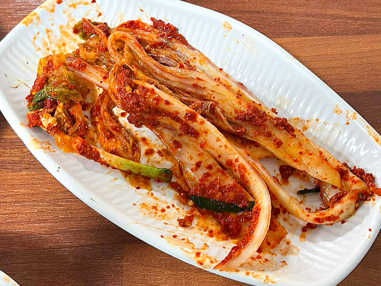 소머리국밥과 매운김치를 같이 먹는 사진