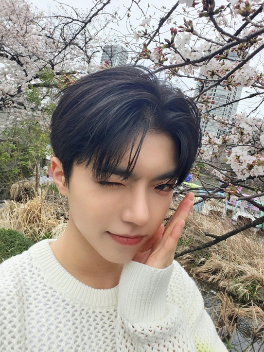 내년이면 못봐서 아쉬운 아이돌 막내 멤 남고생 바이브 | 인스티즈