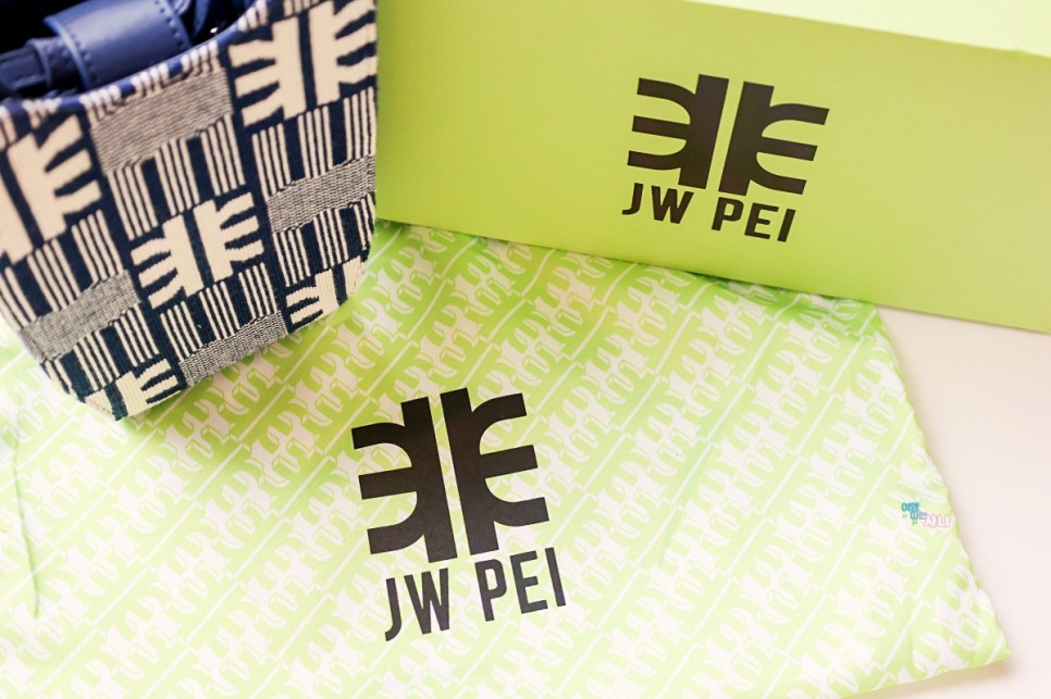 모델 최소라 픽 취저야 미니크로스백 JW PEI 9