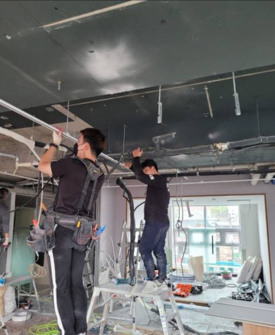 강남 오피스 인테리어 3~4일 전기배선 정리, 경량 프레임, 천장 텍스, 전기배선, 유리박, 석고보드, 전기레일, 램프유닛 33