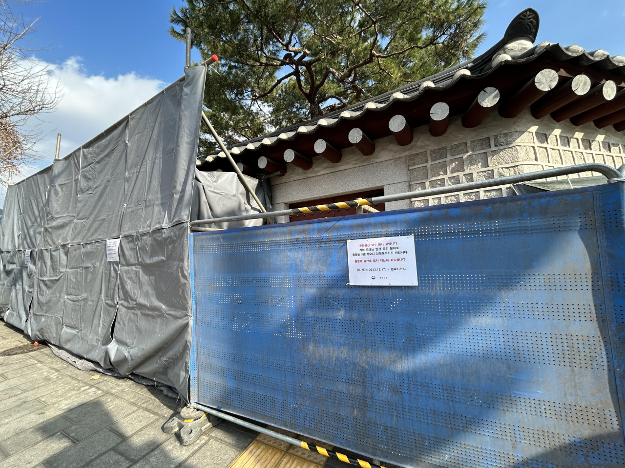 경복궁 낙서 테러 복구 비용 1억원+α, 피의자 및 부모에게 청구한다 - 낙서 테러 사주한 '이 팀장'은 오리무중, 구속은 20대 모방범만 경복궁 낙서 테러 복구 비용 1억원+α, 피의자 및 부모에게 청구한다 - 낙서 테러 사주한 '이 팀장'은 오리무중, 구속은 20대 모방범만