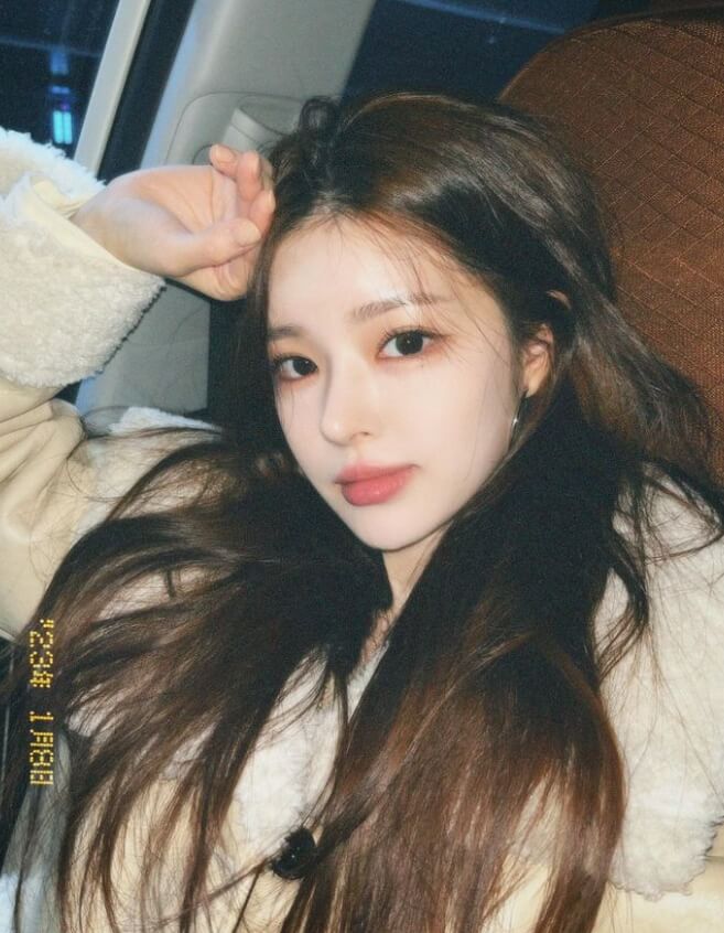 손으로-머리를기대고있는-긴머리여성의모습
