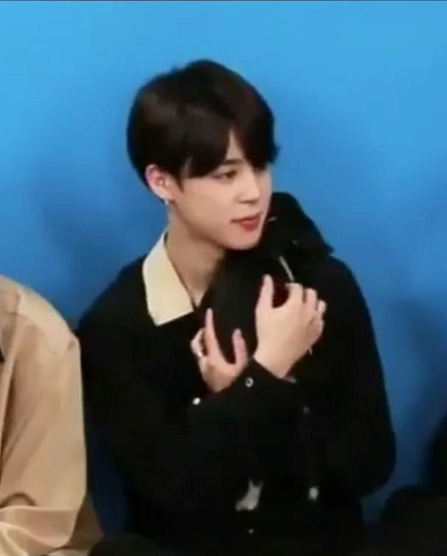  품 안에 있는게 뭐든 소중하고 조심스럽게 안는 방탄 지민