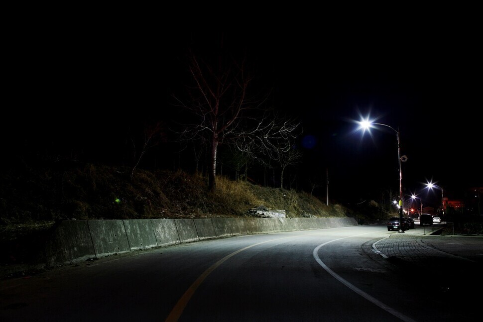 "파리 유학을 다녀오고 평생 그림만 그려온 무명 화가'는 더 이상 그림을 그릴 수 없었고..공장에서 일을 했는데,어느날 그를 찾아온 친구가 보낸 문자를 받고 그는 결국 오열하고 말았습니다.