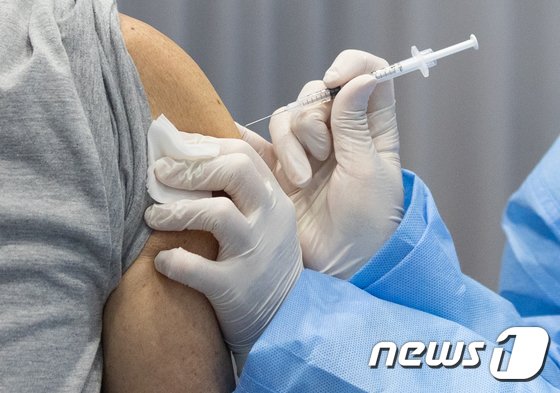  "화이자-AZ 백신 혼합 접종, 부작용 사례만 더 많았다"-英 연구