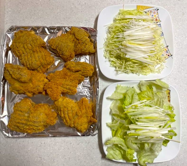 다-준비된-닭다리-튀김과-야채가-담긴-그릇