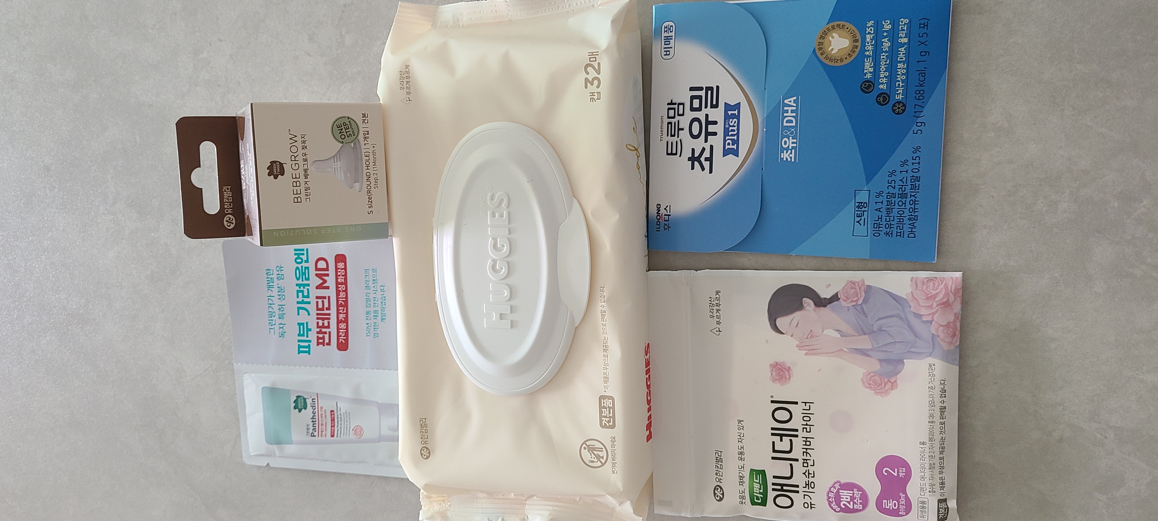 하기스 허그박스 구성품_물티슈, 젖꼭지, 팬티라이너, 크림, 초유밀