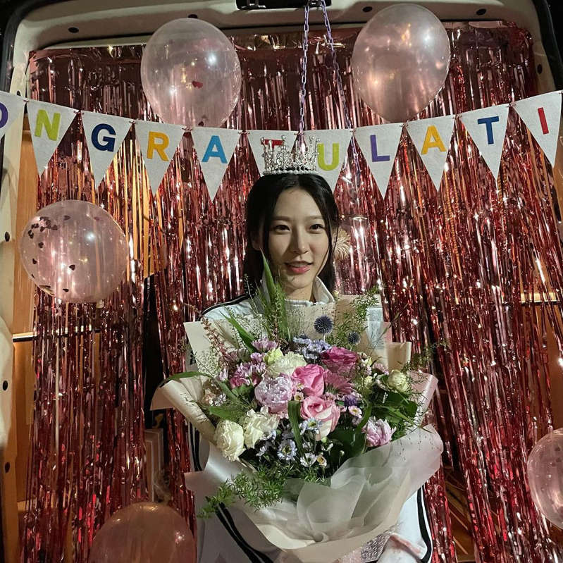  김새론, 대왕 꽃다발보다 아름다운 미모! (인스타그램)