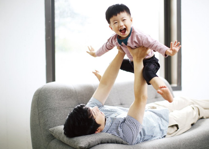 아빠가 아이와 놀아주는 이미지