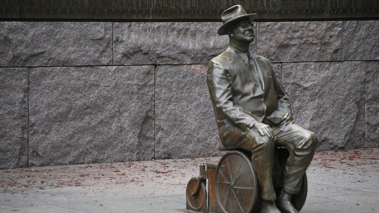 앉아있는 루즈벨트 동상