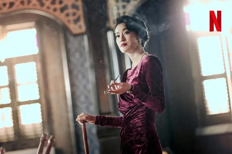 빨간 드레스와 담배를 물고 있는 경성크리처에 등장하는 배우 옥자연