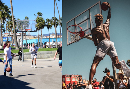 베니스 비치 농구 코트에서 농구를 하는 팝스타 저스틴 비버와 NBA 선수 드와이트 하워드의 사진