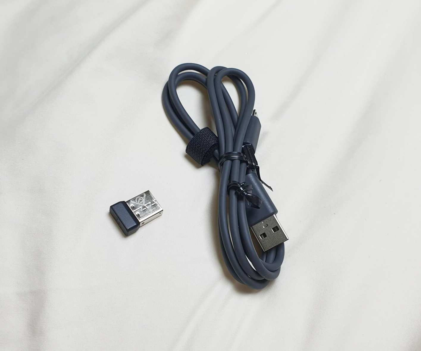 충전케이블과 USB 수신기