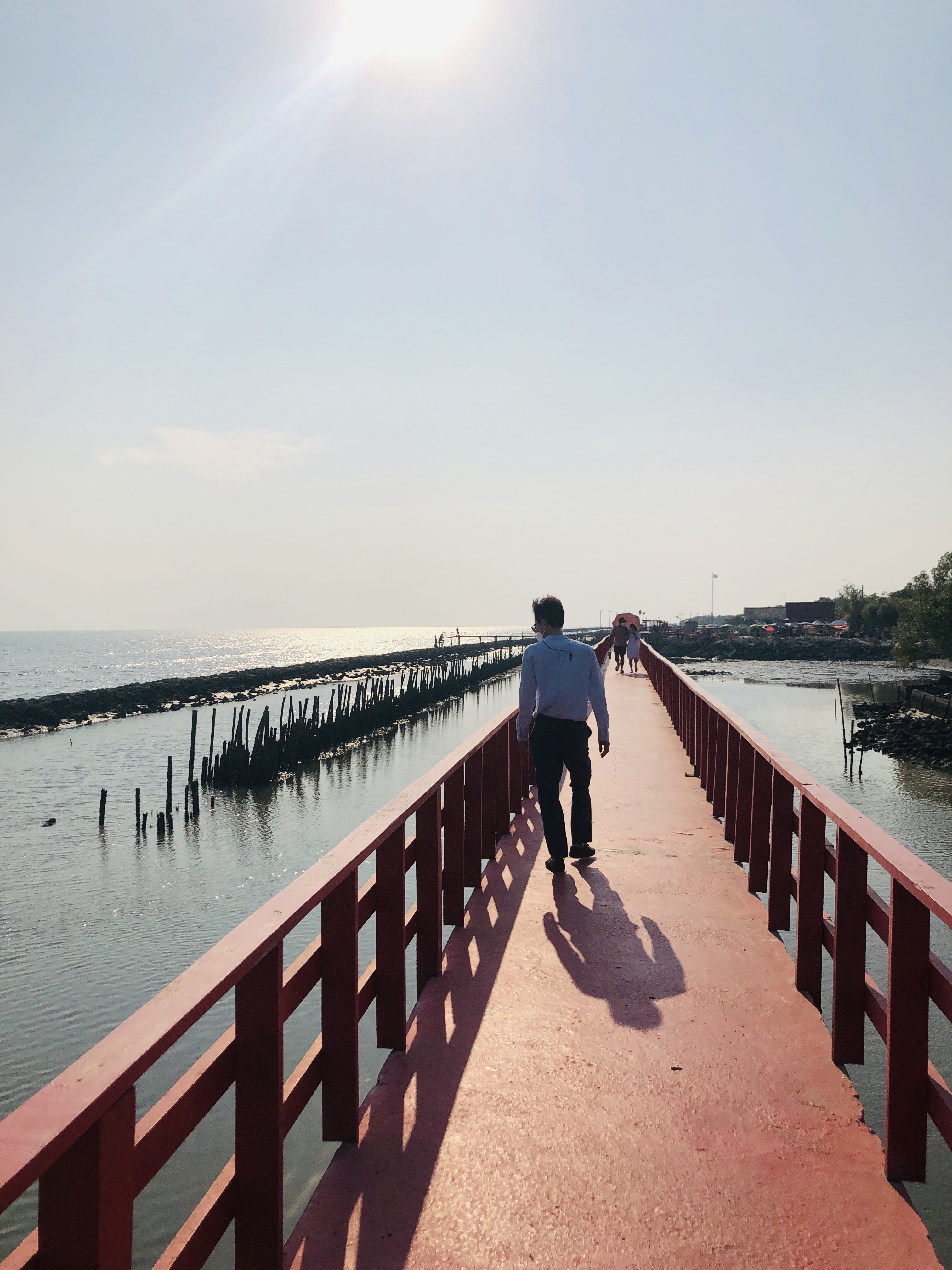 방콕에서 1 시간 거리의 바다인 사뭇사컨 바다 위의 매력적인 붉은 다리 싸판댕에 다녀왔어요.
