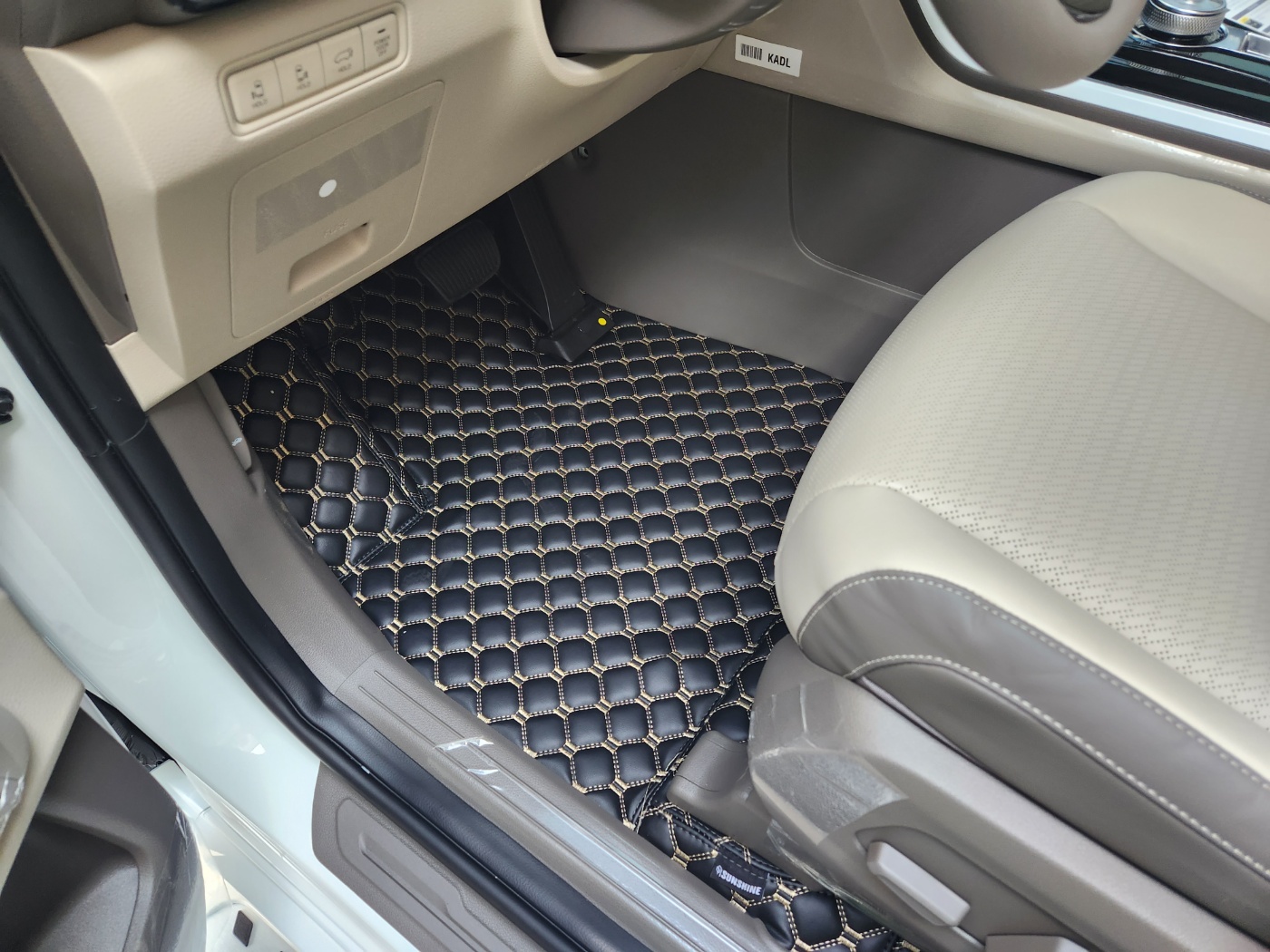 대구 신차 패키지 브이쿨 케이틴트 카니발 KA4 하이 세단 엠보싱 바닥 9