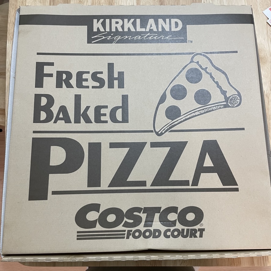 코스트코 피자 한 판입니다. 다른 피자 박스처럼 종이 박스에 포장되어 있습니다.