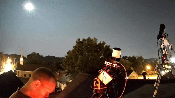 지난 2일(현지시간) 미국 웨스트버지니아 상공에 보이는 슈퍼문과 화구((火球;Bolides )