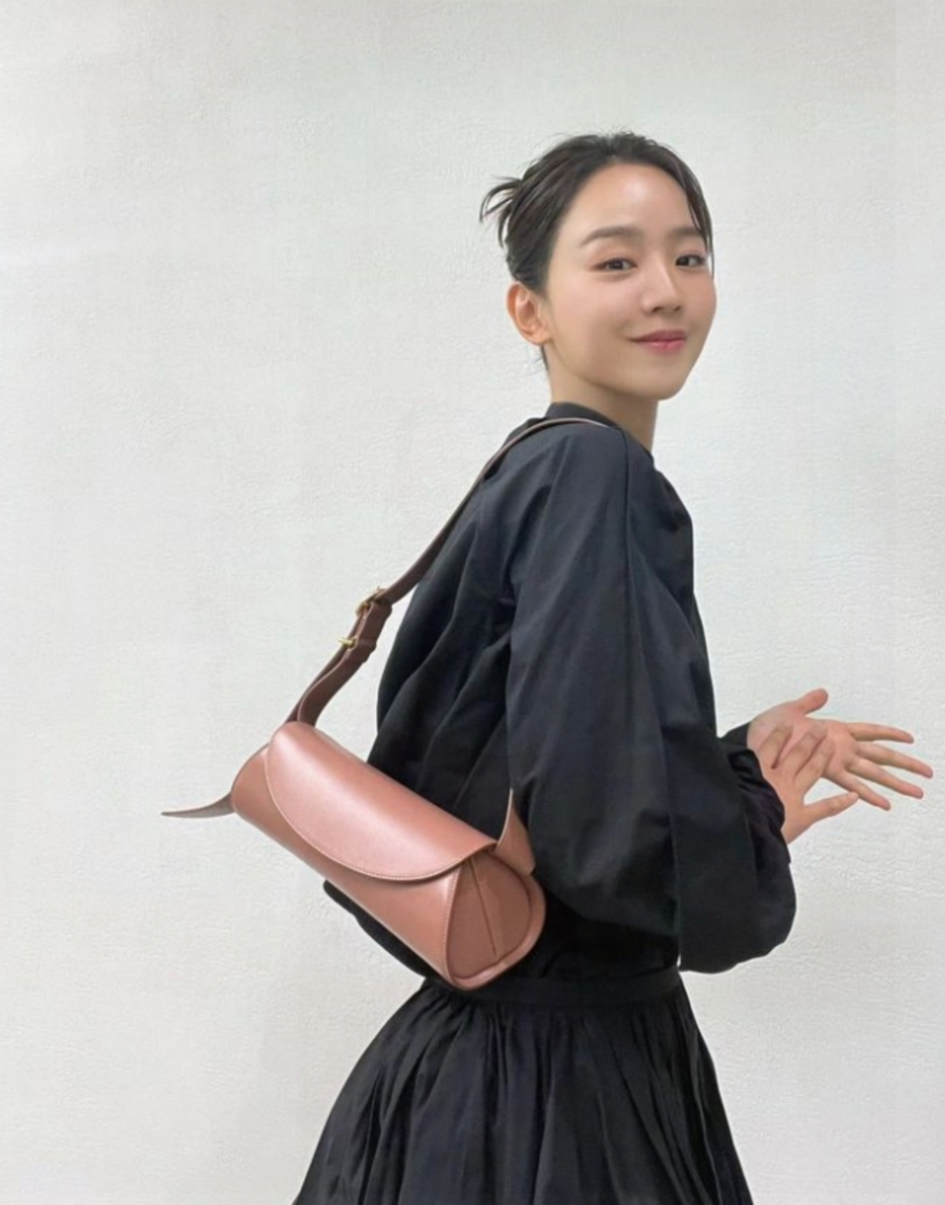  신혜선 플리츠 원피스 입고 산뜻한 가을 나들이룩 청초함 가득