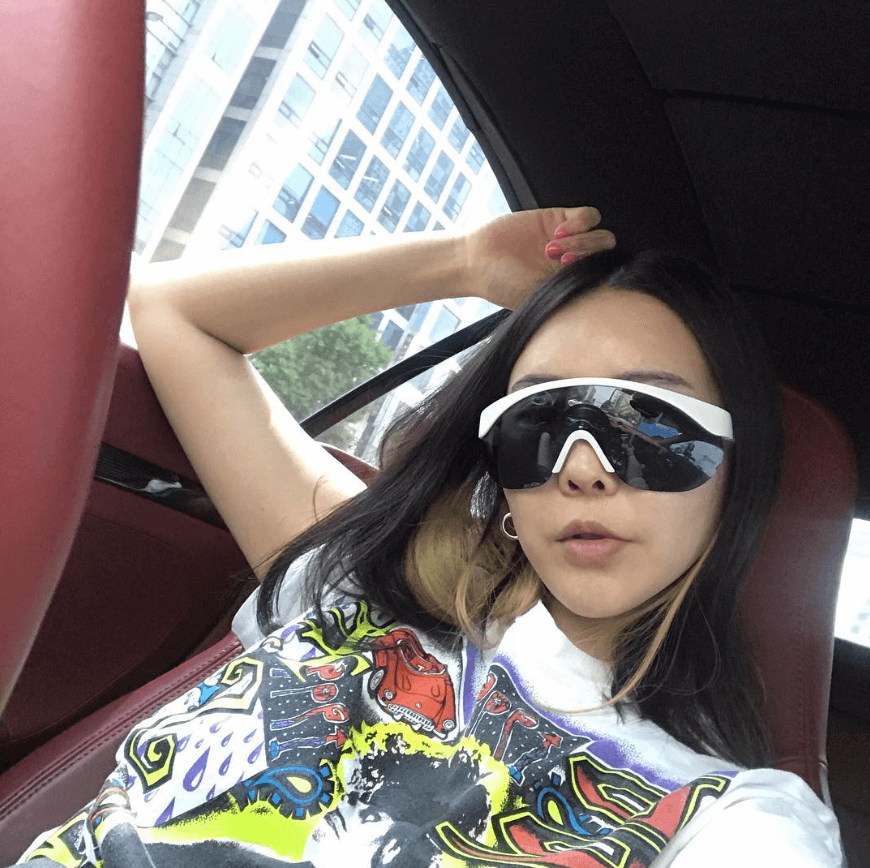 자동차에앉아있는-선글라스를쓴-긴머리여성의모습