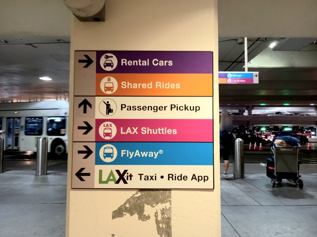 LAX 공항 렌터카 셔틀버스 정류장 표지판
