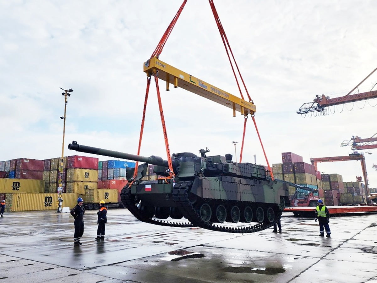 현대로템이 수출한 K2 전차가 폴란드 그드니아 항구에 하역되고 있다.