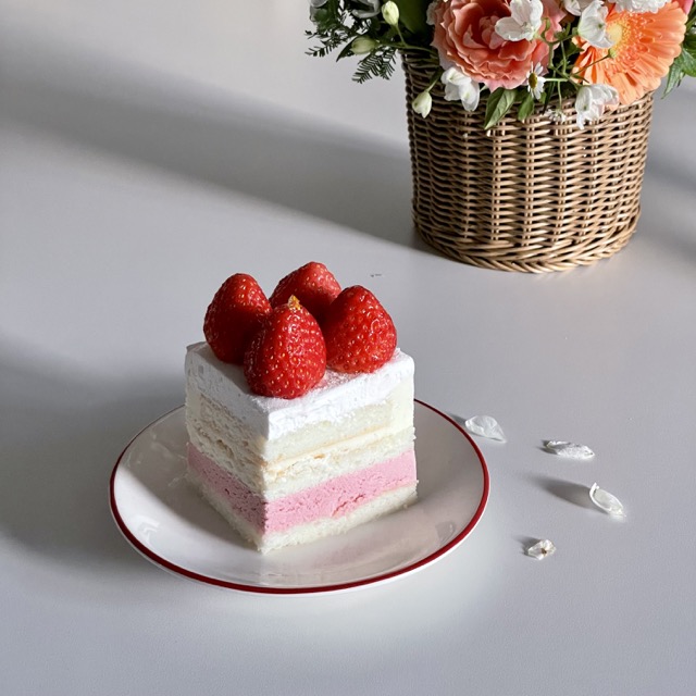 투썸플레이스-스트로베리-밀키-웨이-딸기케이크-조각내어-접시에-담은-사진