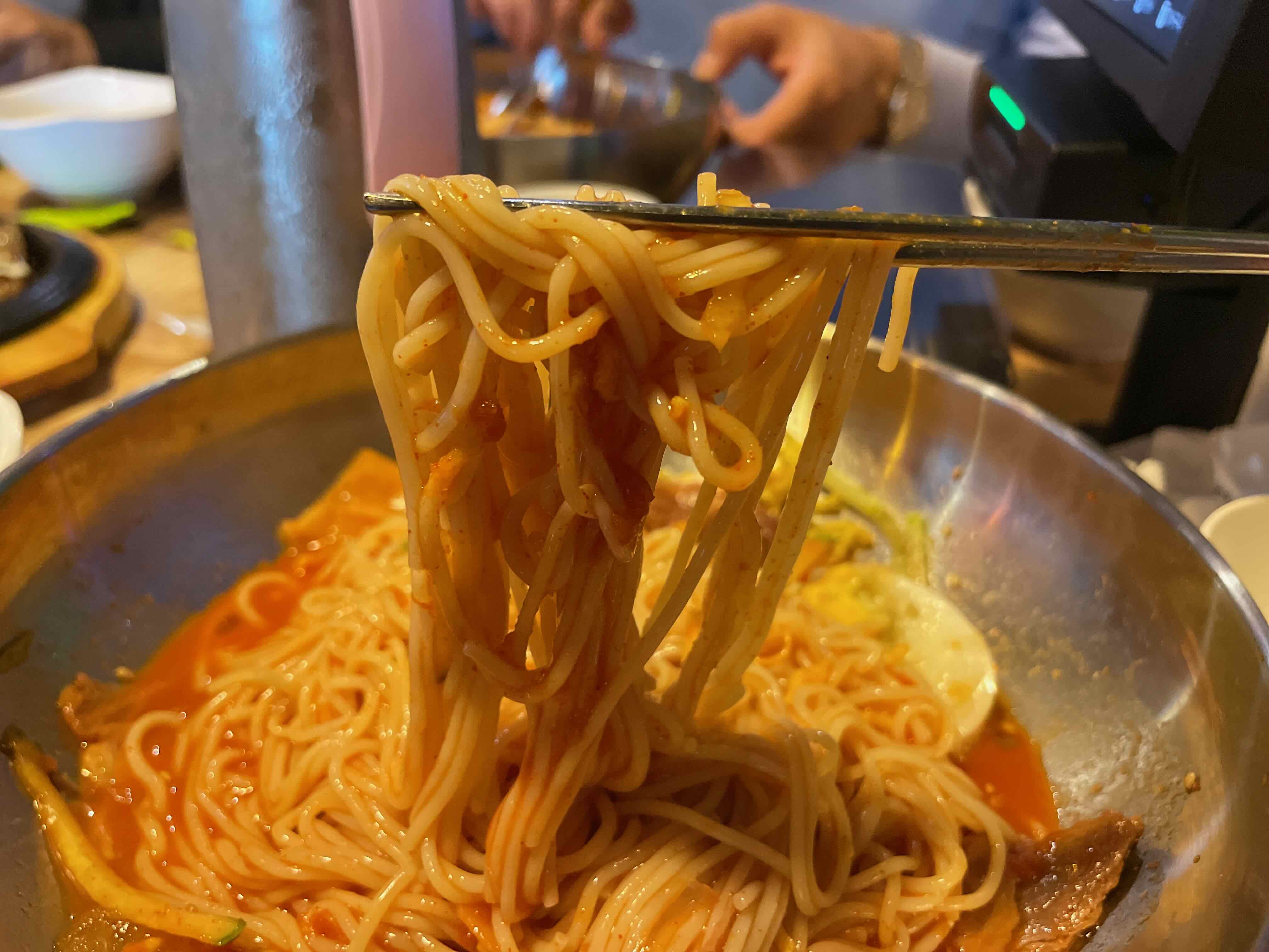가야밀면 다 비벼서 한젓가락 크게 뜬 모습