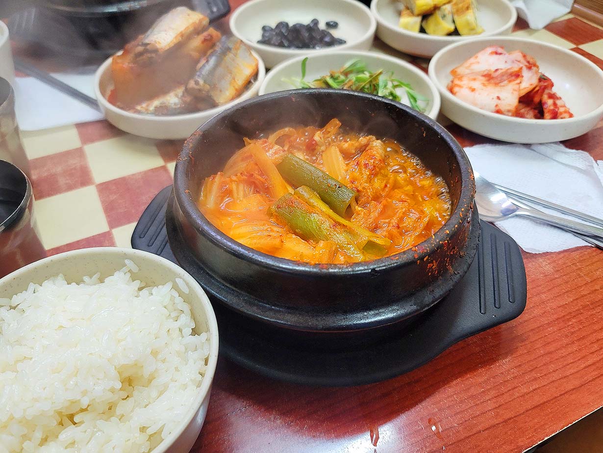 압구정-스마일-가정식-백반-고기김치찌개-사진