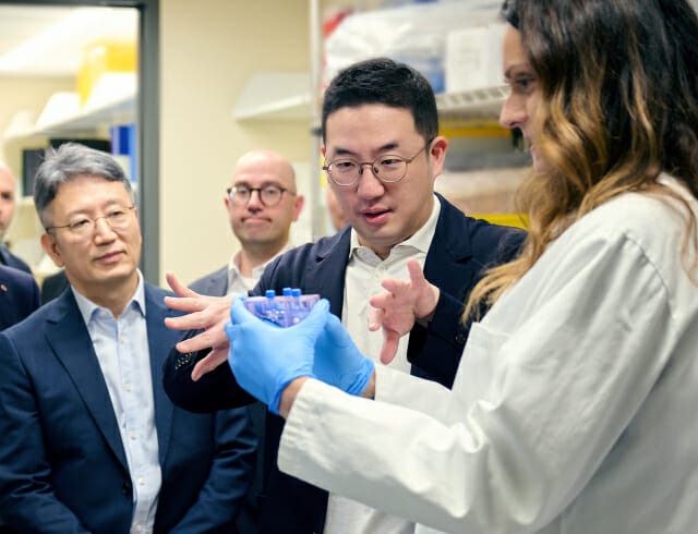 구광모 LG 대표가 현지시간 21일 미국 보스턴의 다나파버 암 센터를 방문해 세포치료제 생산 시 항암 기능을 강화시킨 세포를 선별하는 과정에 대한 설명을 듣고 있다.