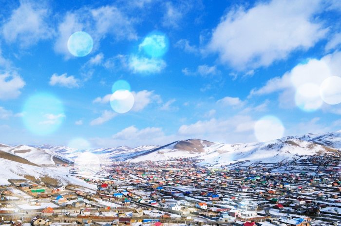 파란하늘-배경의-몽골-마을