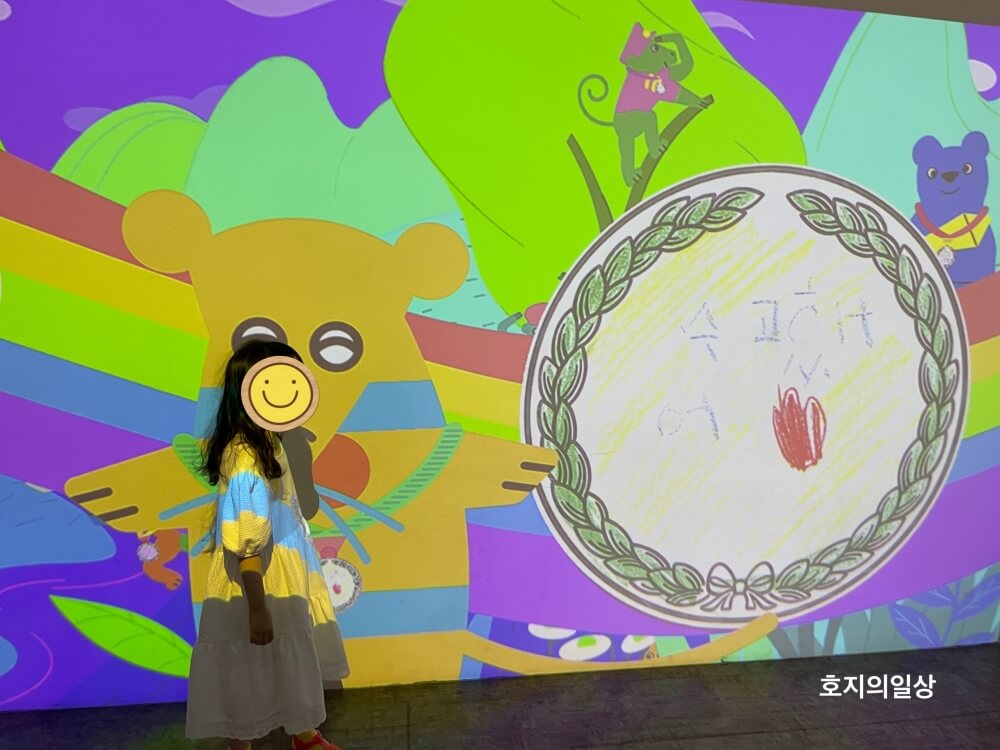 용산 전쟁기념관 어린이박물관 - 화면에 띄워진 메달 그림