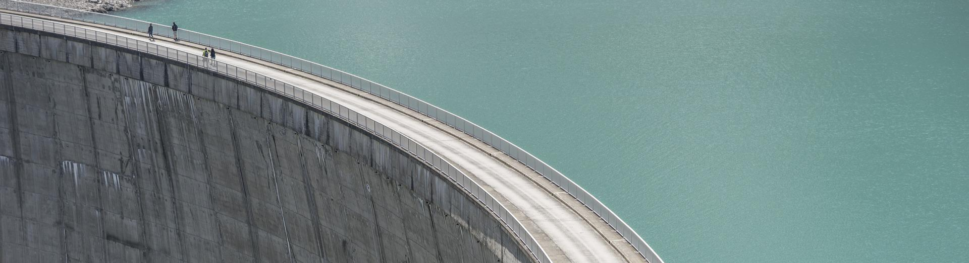 콘크리트 구조체로 만들어진 댐 모습.