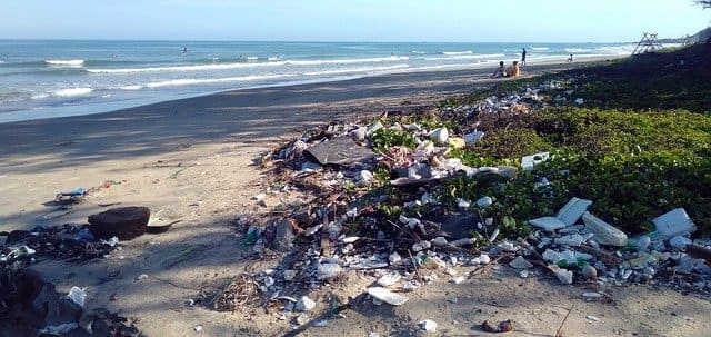 해변에-가득한-쓰레기